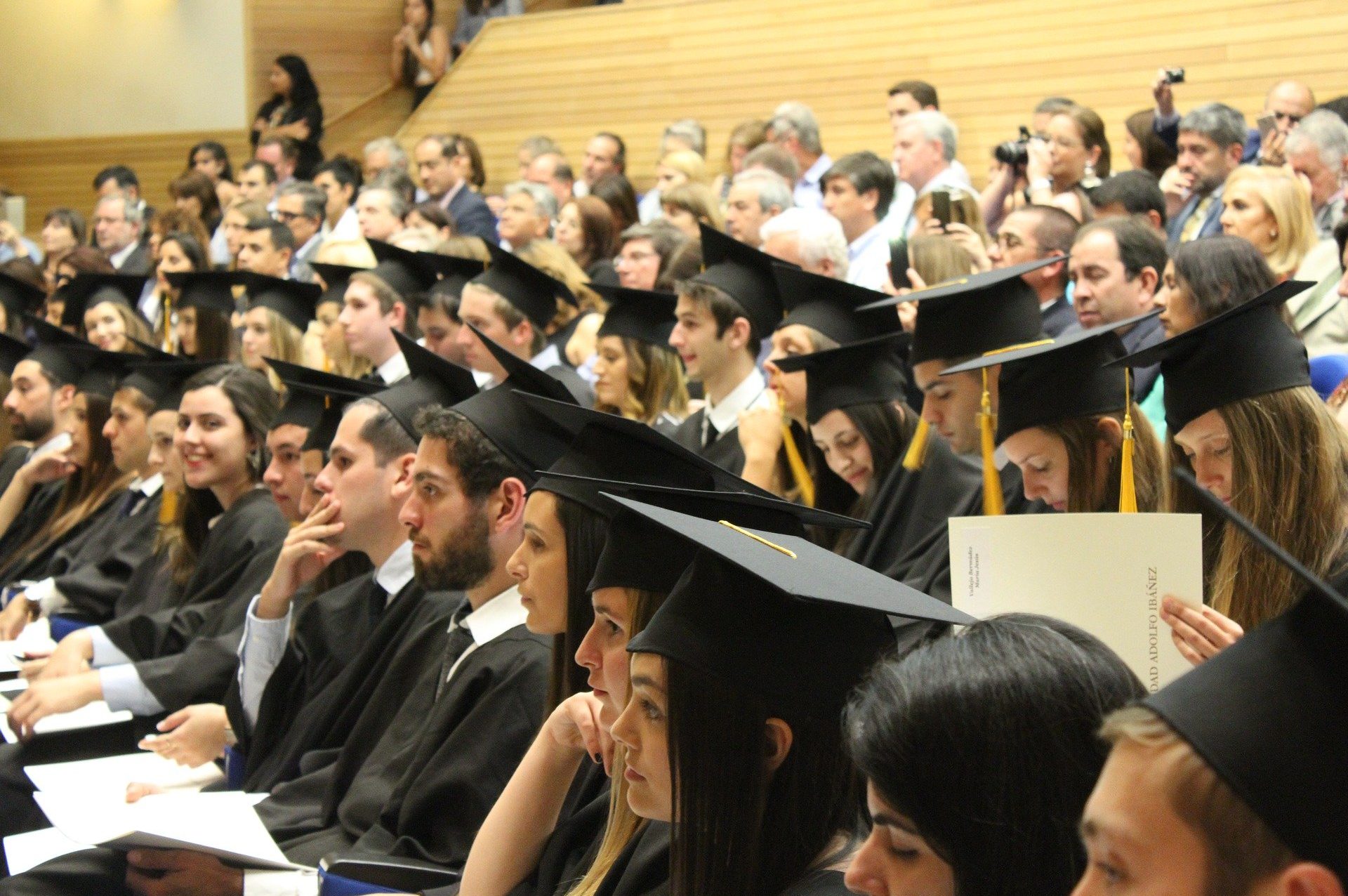 cropped-college-students-3990783_1920-1.jpg